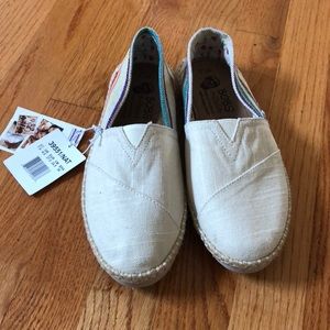 NWT BOBS with sky pillow arch